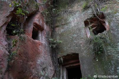 东汉崖墓，宜宾七个洞汉墓，在废弃的景区内
