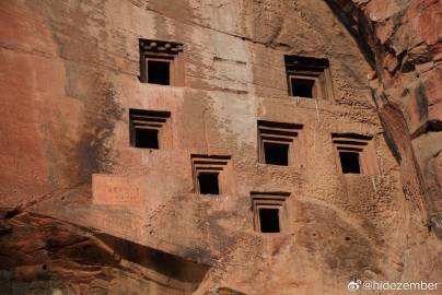 东汉崖墓，宜宾七个洞汉墓，在废弃的景区内