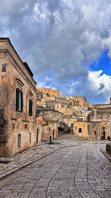 #log马泰拉的特色是洞穴民居，在山岩壁上凿洞，生活在其中，有点像中国北方的窑洞，不过看起来也并没有什么冬暖夏凉的效果