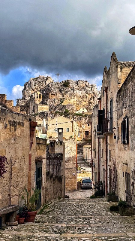 #log马泰拉的特色是洞穴民居，在山岩壁上凿洞，生活在其中，有点像中国北方的窑洞，不过看起来也并没有什么冬暖夏凉的效果