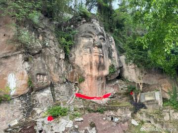 宜宾，僰人悬棺，牌坊，东汉古墓，唐代大佛via Weibo宜宾，僰人悬棺，牌坊，东汉古墓，唐代大佛via Weibo