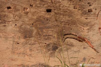 东汉崖墓，宜宾七个洞汉墓，在废弃的景区内