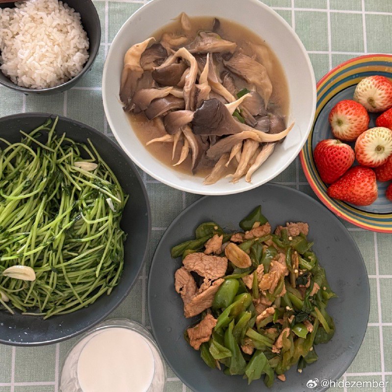 新年第一顿🐱via Weibo