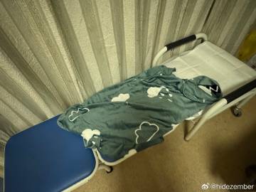 哎😑医院果然是人类最没有尊严的地方之一配合我的行军小床via Weibo