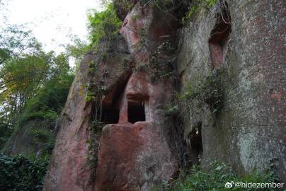 东汉崖墓，宜宾七个洞汉墓，在废弃的景区内