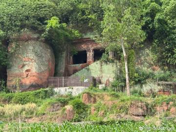 宜宾，僰人悬棺，牌坊，东汉古墓，唐代大佛via Weibo宜宾，僰人悬棺，牌坊，东汉古墓，唐代大佛via Weibo